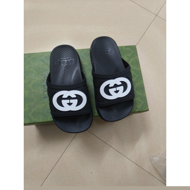 G*u*i slippers